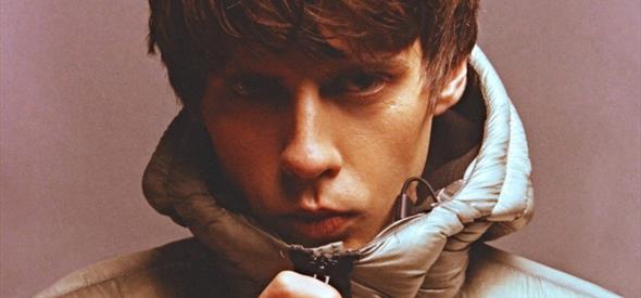 picture of the artist Jake Bugg in a puffer jacket