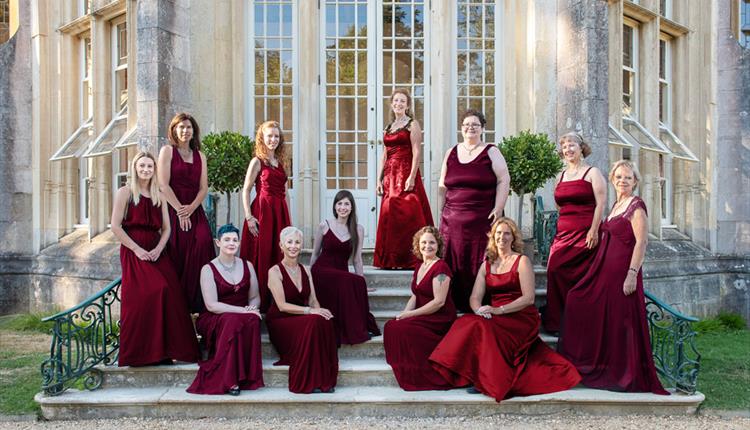 La Nova Singers in red dresses